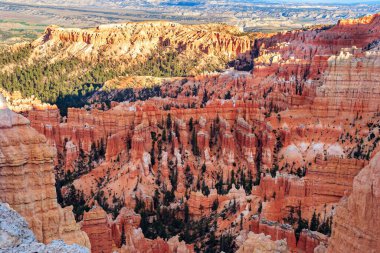 Erozyonun yarattığı dev doğal amfitiyatro. Serseriler erozyondan oluşan eşsiz jeolojik yapılardır. Gün batımında aydınlatılan inanılmaz manzara. ABD 'deki Bryce Kanyonu.. 