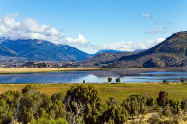 40 numaralı otobanın çevresindeki tarlalar, göller ve dağlar. Yol resimli manzaraların içinden geçiyor. Güney Amerika 'ya git. Arjantin. 