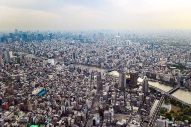 Tokyo dumanla kaplıdır. Tokyo 'daki en uzun nehir Sumida-gawa' dır. Kulenin gözlem güvertesinden manzara.. 