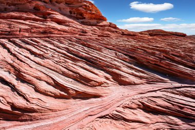 Powell Gölü kıyıları kırmızı terracotta kumtaşından yapılmıştır. Parlak güneşli bir gün. ABD. Utah ve Arizona Eyaletleri. 
