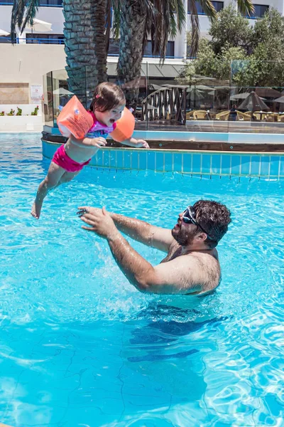 Тато Маленька Донька Радісно Плавають Разом Занурюються Сміються Сімейний Відпочинок — стокове фото