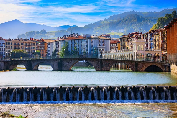 美しいダムと橋はオリア川を渡って建設された バスクの国 ソロサは興味深く珍しい建築を備えた小さな古い町です ストックフォト