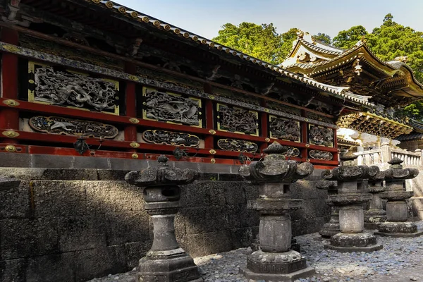 Fileiras Pares Esculturas Pedra Lanternas Ornado Templo Esplêndido Nikko Tosho — Fotografia de Stock