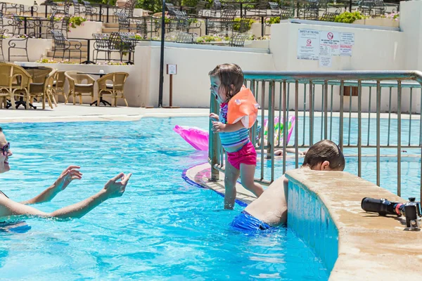 Батьки Діти Плавають Занурюються Сміються Разом Сімейний Відпочинок Готелі Грецькому — стокове фото