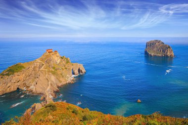 Gastelugache adası ana karaya köprü ve dolambaçlı merdivenlerle bağlıdır. Biscay Körfezi. Bask Ülkesi. İspanya.
