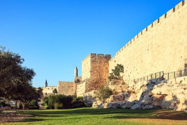 Gün batımında Kudüs 'ün eski ve güçlü duvarları. Kudüs İsrail 'in başkentidir. Yafa Kapısı 'nın yakınındaki Davut Kalesi.. 