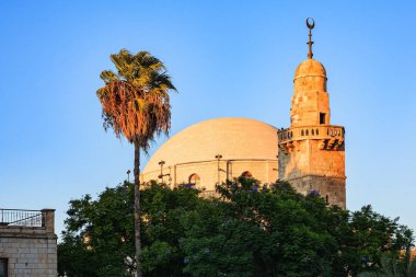 Minareyi yıldızın Müslüman sembolü ve günbatımında hilal aştı. Kudüs İsrail 'in başkentidir.. 