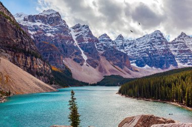 Kanada mı? Moraine Dağı 'nın en güzel gölü. On Tepe 'nin pitoresk vadisi muhteşem gölü çevrelemektedir. Dağlar karla kaplı.