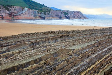 Sinek, sular çekildiğinde ortaya çıkan su altı kayalarının benzersiz manzarası. Büyülü, eşsiz bir manzara. Bask bölgesinin en sıradışı plajı, Itsurun.. 
