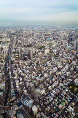 Kulenin gözlem güvertesinin manzarası. Sis güzel Tokyo 'yu kapattı. Tokyo 