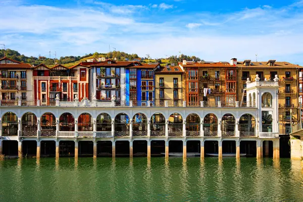 Tholosa Uma Antiga Cidade Provincial Com Arquitetura Incomum Embankment Rio Fotos De Bancos De Imagens Sem Royalties