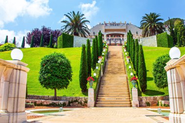 Bahai Dünya Merkezi. Hayfa, İsrail 'deki Carmel Dağı Tapınağı' nın etrafındaki muhteşem mermer merdivenler ve bahçe terasları. Akdeniz 'e inişe geçmek. Deniz kenarında güneşli bir gün