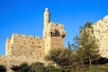 Jaffa Kapısı 'nın yanındaki Davut Kalesi' nde. Kudüs İsrail 'in başkentidir. Gün batımında Kudüs 'ün eski ve güçlü duvarları.