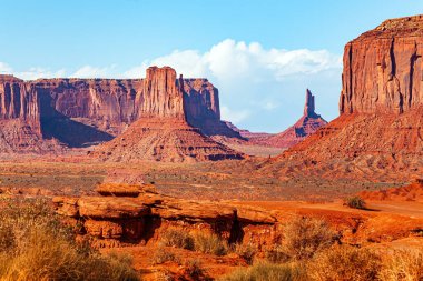 Navajo Kızılderili Rezervasyonları. ABD. Monument Valley Sentinel Mesa ve Mittens. Anıt Vadisi Arizona ve Utah 'ta eşsiz bir jeolojik oluşumdur. Gün batımı 