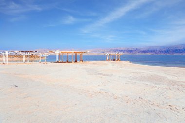 İsrail kıyıları. Ölü Deniz 'deki ünlü tatil köyü. Ölü Deniz, Orta Doğu 'da çok tuzlu ve endorheik bir göldür. Su yüzeyinde tuz kristalleri oluşturur.. 