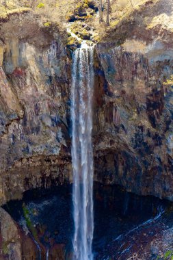Uzak egzotik Japonya 'ya yolculuk. Kegon Şelalesi, Nikko şehrinin en güzel doğal harikalarından biridir ve Nantai yanardağının patlaması sonucu oluşmuştur..