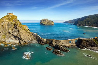 İspanya 'nın en sıra dışı kıyıları. Gastelugache adası bir köprü ve dolambaçlı bir merdivenle anakaraya bağlandı. Biscay Körfezi, Bask Ülkesi. Fotoğraf bir İHA 'dan çekildi.