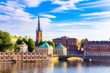 Altın günbatımı ışığı şehrin antik binalarını aydınlatır. Sıcak yaz günü. Stockholm 'e harika bir gezi. Stockholm İsveç 'in kuzeyindeki pitoresk bir başkentidir.