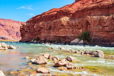 Taş çatlaklardaki fırtınalı su akıntısı. ABD 'deki Lees Feribotu. Arizona' daki Colorado Nehri 'ni geçen ünlü feribot. Güzel, güneşli bir gün.. 