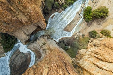 Gerçek bir olayın soyut görüntüsü. Bir İHA 'dan ateş etmek. Orijinal ve beklenmedik bir açı. Şiddetli kış yağmurlarından sonra Ölü Deniz 'in etrafındaki Yahudi Çölü' nde güçlü bir şelale. İsrail