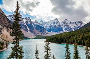 Moraine Gölü. Banff Park, Alberta, Kanada. Göl suyunun eşsiz mavi-gök mavisi rengi vardır. On Tepe 'nin pitoresk vadisi muhteşem Moraine Göleti' ni çevrelemektedir.