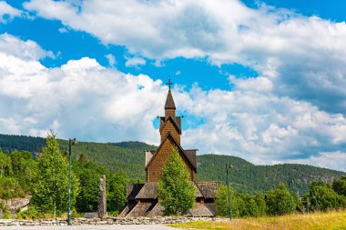 Çarmıhlarla taçlandırılmış Stade Church. Heddal 'daki Stave Kilisesi yaşayan en büyük çerçeve kilisesidir. Yazın Norveç 'e seyahat. 