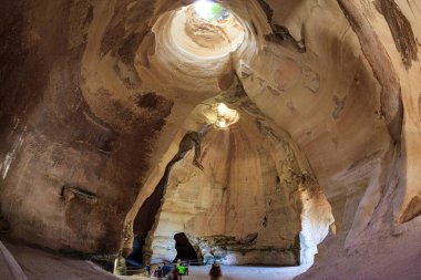 Meşhur yeraltı parkı Beit Guvrin. İnşaat malzemeleri çıkarmak için eski mağaralar. Başarılı bir gezi için güneşli sıcak bir gün. İsrail