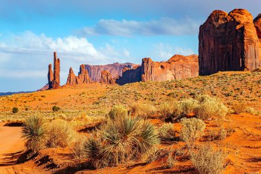 Rocks Three Nuns ve Mitchell Mesa. Anıt Vadisi. ABD. Navajo Kızılderili Rezervasyonları. Colorado Platosu, parlak kırmızı kumtaşından yapılmıştır..