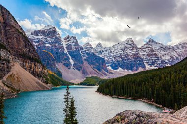 Moraine Dağı 'nın en güzel gölü. Kanada mı? Göl suyunun eşsiz mavi-gök mavisi rengi vardır. Ten Peaks 'in pitoresk vadisi 