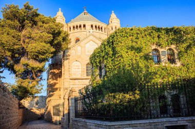 Kutsal Bakire Yatakhanesi Varsayımı Manastırı, gün batımında. Kudüs İsrail 'in başkentidir.. 