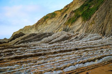 Playa Zumaya Bask ülkesi. Biscay Körfezi kıyısında, Atlantik 'te. Okyanusun alçak gelgiti, su altındaki kayaları tırmaladığını gösteriyor.. 
