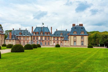 Parkta çeşmesi olan büyük dikdörtgen yüzme havuzu. Breteuil 'in antik şatosunu çevreleyen güzel bir park. Çizmeli Kedi 'nin Breteuil Kalesi' ni ele geçirmesi. Fransa.