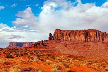  Navajo Kızılderili Rezervasyonları. ABD. Anıt Vadisi Arizona ve Utah 'ta eşsiz bir jeolojik oluşumdur. Sentinel Mesa, günbatımı