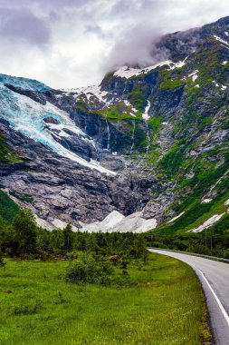 Avrupa 'nın en büyük buzulu Jostedalsbreen. Norveç 'te soğuk bir yaz. Ağır bulutlar gökyüzünü kapladı. Otoyol, dağlar arasındaki dar bir boşluktan geçiyor..