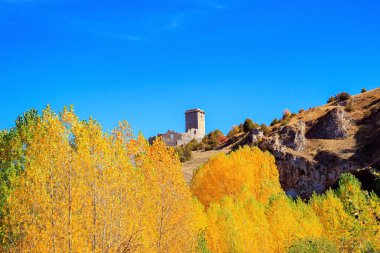 Kuzey İspanya 'da altın sonbahar. Bir dağ yamacındaki ortaçağ taş kulesi