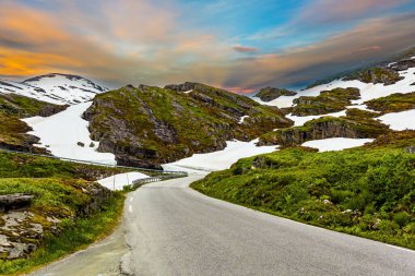 Djupvatnet Gölü 'ne giden yol. Dağlar yeni yağmış karla kaplıdır. Norveç 'e yaz gezisi. Kar Kraliçesi 'nin sarayına giden yol. Norveç 'te sihirli yerler. 