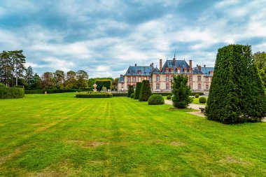 Breteuil 'in antik şatosunu çevreleyen güzel bir park. Sonbahar parkında çimenler mükemmel biçilmiş. Breteuil soylu ailesinin kalesi. Fransa