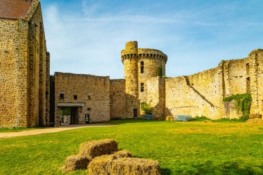 Savunma duvarları ve gözetleme kulesi. Chevreuse 'deki Chateau de la Madeleine. Kale avlusu çimlerle kaplanmış. Ile-de-France bölgesi. Fransa
