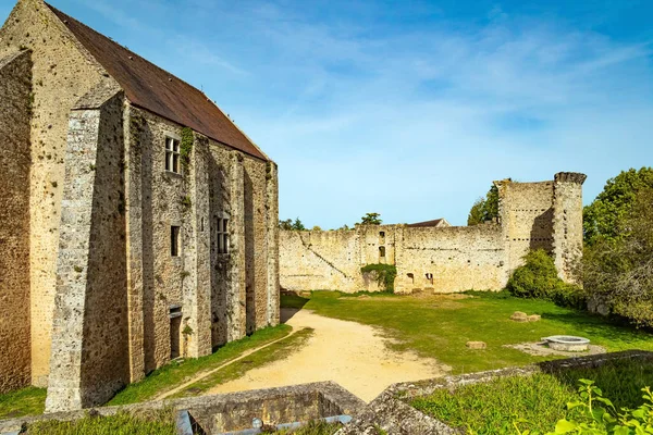 Chevreuse 'deki Chateau de la Madeleine, ortaçağ mimarisinin muhteşem bir örneğidir. Ile-de-France bölgesi. Fransa. Kale avlusu çimlerle kaplanmış.. 