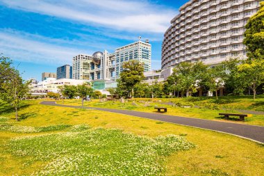Odaiba Adası 'ndaki çarpıcı modern mimari. Japonya. Odaiba, Tokyo Körfezi 'nde büyük bir yapay adadır. Ada Tokyo 'nun merkezine Gökkuşağı Köprüsü ile bağlıdır.. 