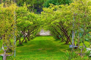 Chevruse Vadisi 'nde Çizmeli Kedi Breteuil Kalesi var. Breteuil soylu ailesinin kalesi. Sonbahar bulutlu günü