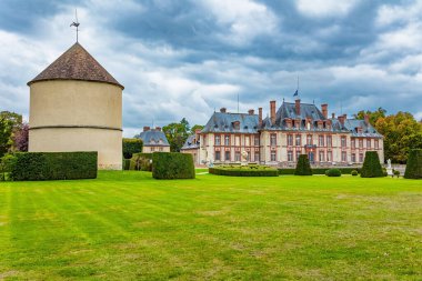 Chevruse Vadisi 'nde Çizmeli Kedi Breteuil Kalesi var. Breteuil soylu ailesinin kalesi. Sonbahar bulutlu günü