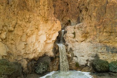 Şiddetli kış yağmurlarından sonra Ölü Deniz 'in etrafındaki Yahudi Çölü' nde beklenmedik güçlü bir şelale. Burası dünyanın en ünlü çöllerinden birisidir. Bir İHA 'dan ateş etmek. 