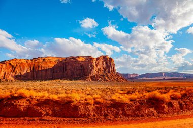Navajo Kızılderili Rezervasyonları. ABD. Monument Valley Sentinel Mesa Sunset ve parlak gökkuşağı. Anıt Vadisi Arizona ve Utah 'ta eşsiz bir jeolojik oluşumdur.. 