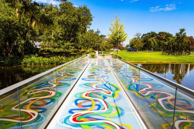 Kameralı orta yaşlı bir kadın güzel bir köprüde ayna kenarlı poz veriyor. - New Orleans. ABD. Muhteşem Şehir Parkı. 
