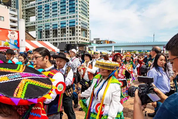 ODAIBA ADASI, JAPONYA, MAYIS 03, 2023: bayraklar, bayraklar ve müzik. Peru delegasyonunun kostümlü gösterisi. Odaiba Tokyo Körfezi 'nde büyük bir yapay adadır..