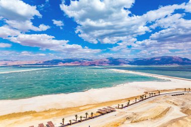 Ölü Deniz, tedavi ve rahatlama merkezidir. Drone film çekiyor. Ölü Deniz, gezegendeki en gizemli su kaynaklarından biri olarak kabul edilir. Toprak seti palmiye ağaçlarıyla kaplı.