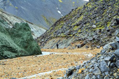 Landmannalaugar. Rhyolite dağları, katılaşmış lav akıntıları ve akarsular rotalarını değiştiriyor. Egzotik İzlanda 'ya seyahat. 