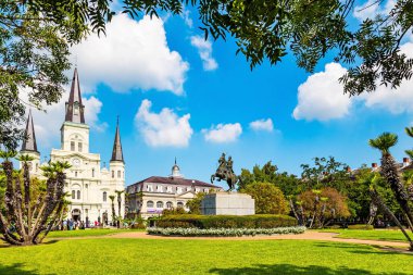 YENİ ORLEANS, ABD, 16 Eylül 2023: muhteşem New Orleans. Çarpıcı Katolik katedrali. Andrew Jackson anıtı, Amerika Birleşik Devletleri 'nin yedinci başkanı..