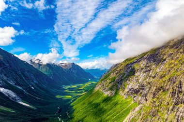 İnsansız hava aracından çekim. Norveç 'e yaz gezisi. Trol Bayramı - Norveç 'in en popüler turistik mekanı.